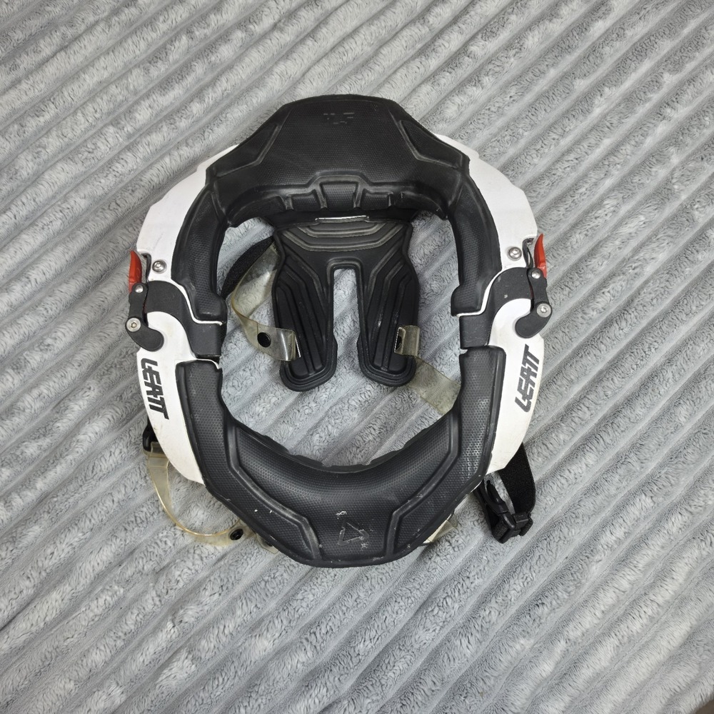 Leatt 4.5 neck brace black and white